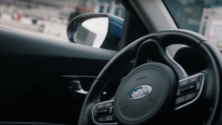 Carsharing-Dienst Vay liefert Fahrzeuge fahrerlos – ferngesteuert – aus. (Screenshot: Youtube/Vay, t3n) Vay Carsharing: Ab 2022 fahren Autos ferngesteuert durch Hamburg
