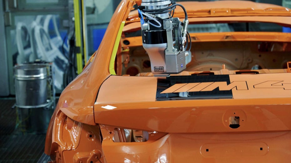 BMW testet neues Lackierverfahren. (Foto: BMW Group) Wie riesige Tintenstrahldrucker: Bei BMW lackieren Roboter Autos jetzt punktgenau