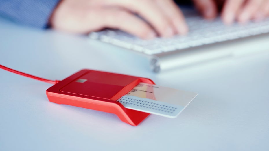 Mit der Smart-E-ID sollen Ausweis-Lesegeräte für das Online-Ausweisen endgültig passé sein. (Foto: nito / Shutterstock) Mit Samsung soll es funktionieren: Bundesinnenministerium vereinfacht E-Ausweis