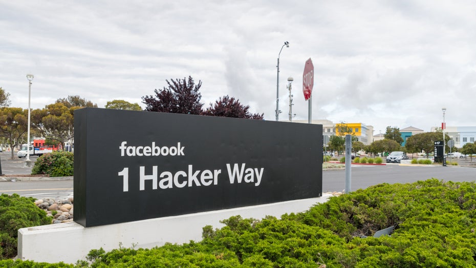 Facebook lässt in einer aktuellen Video-Kampagne Angestellte staatliche Regulierungen fordern. (Foto: michelmond / Shutterstock.com) Facebook veröffentlicht Videos, in denen Angestellte staatliche Regulierung fordern