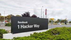 Facebook veröffentlicht Videos, in denen Angestellte staatliche Regulierung fordern