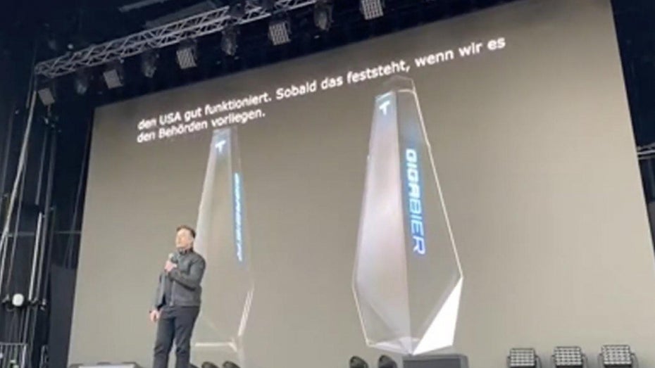 Elon Musk bei der Vorstellung der Giga-Bier-Idee. (Foto: Nitzao/Reddit) Elon Musk forciert Schnapsidee: Tesla will sich Giga Beer und Giga Bier sichern