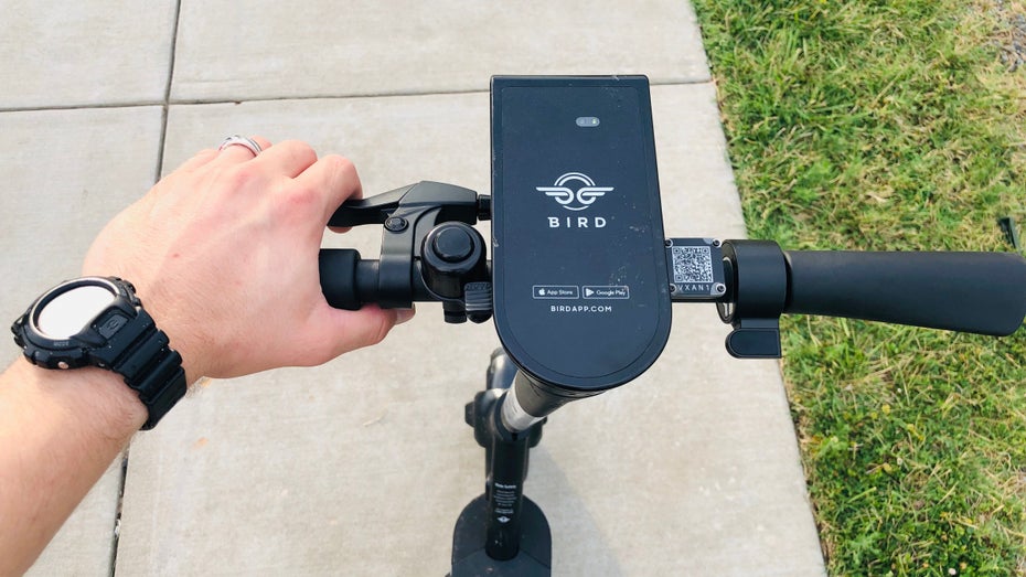 Die Roller sollen nicht auf Gehwegen gefahren werden, daher hat der Anbieter Bird ein aufwendiges Warnsystem entwickelt. (Foto: ZikG/ Shutterstock) So will Bird dich davon abhalten, mit dem Scooter auf dem Bürgersteig zu fahren