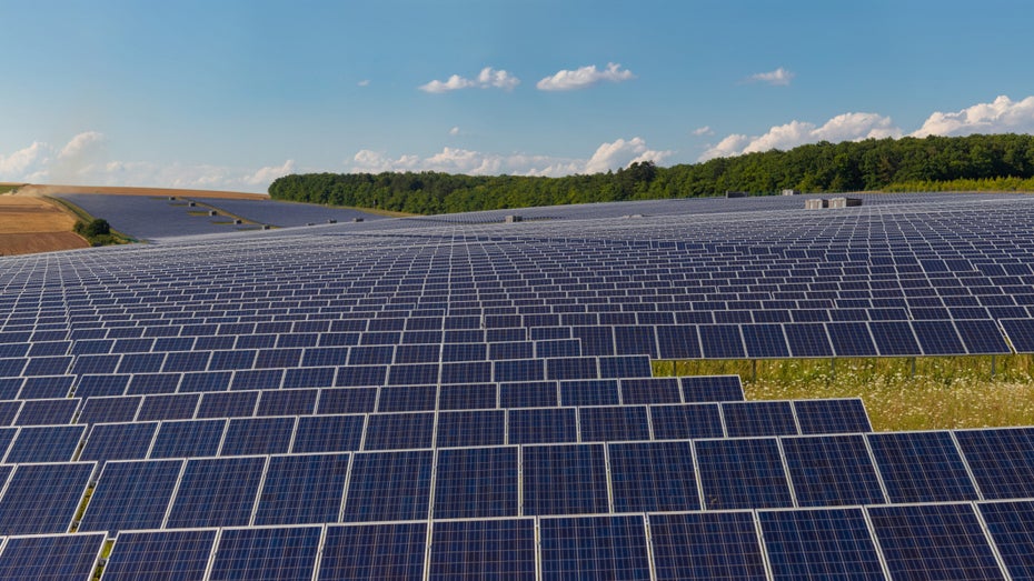 Solarparks funktionieren da am besten, wo die Sonne scheint. (Foto: Shutterstock.com) Ökostrom für Europa: Ägypten und Griechenland wollen riesiges Stromkabel durchs Mittelmeer legen