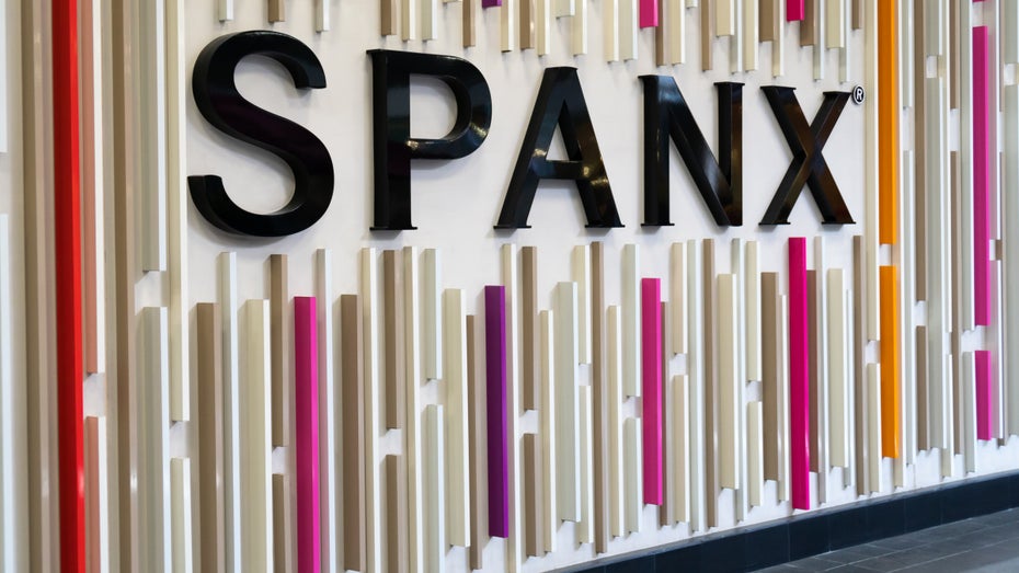 Super-Bonus bei Spanx: First-Class-Flüge und 10.000 Dollar für das ganze Team