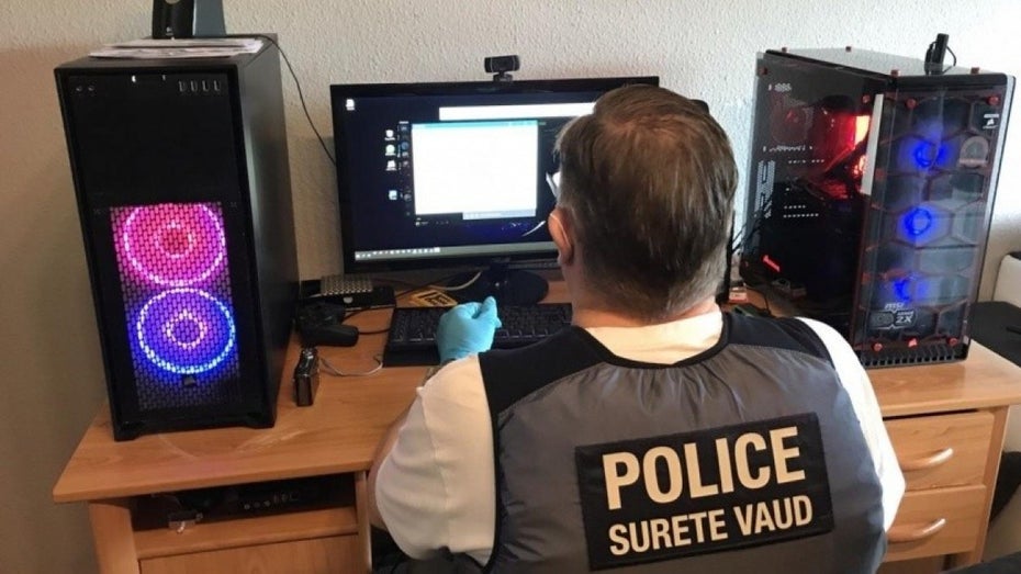 Polizist an beschlagnahmtem Rechner der Releasegruppe Skark im September 2020. (Bild: Interpol) „Entweder reich oder am Arsch“: Stärken Streamingdienste die illegale Kopierszene?