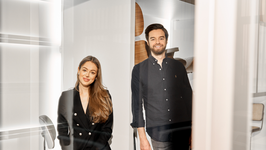 Gründerin und Gründer: Lisa Rosa Bräutigam und Lukas Schlund. (Foto: Nuwo / Claus Morgenstern) Homeoffice-as-a-Service: Nuwo ermöglicht Möbelshopping auf Firmenkosten