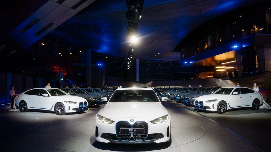 BMW hat feierlich die ersten i4-Limousinen übergeben. (Foto: BMW Group) BMW liefert erste i4 und iX an Kunden aus