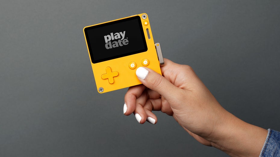 Die Playdate erinner an einen Gameboy. (Foto: Panic) Neuer Handheld mit Kurbel: Panic verschiebt Playdate-Start auf 2022