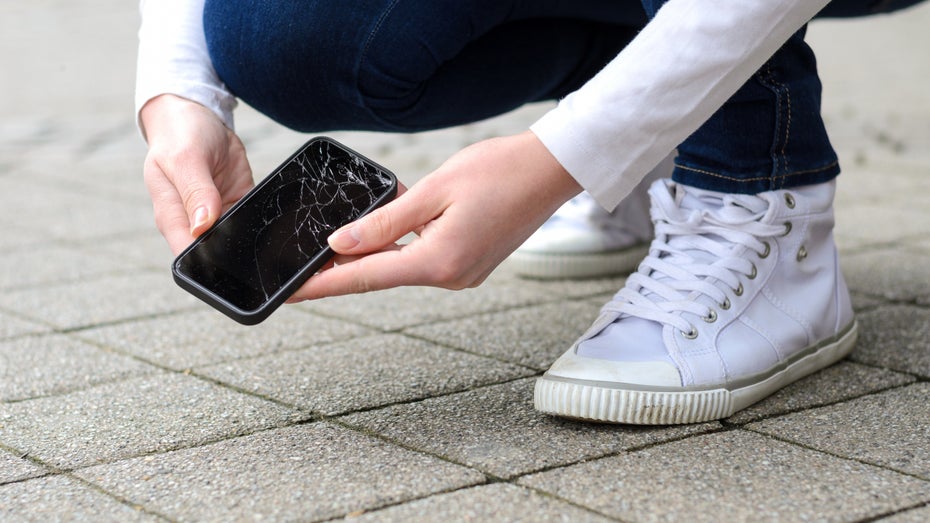 Bei zerkratztem Display muss nicht immer zwangsläufig ein neues Smartphone her. (Foto: michaelheim / shutterstock) Reparatur statt Neukauf: Wie gebrauchte Technik in der Chipkrise helfen kann