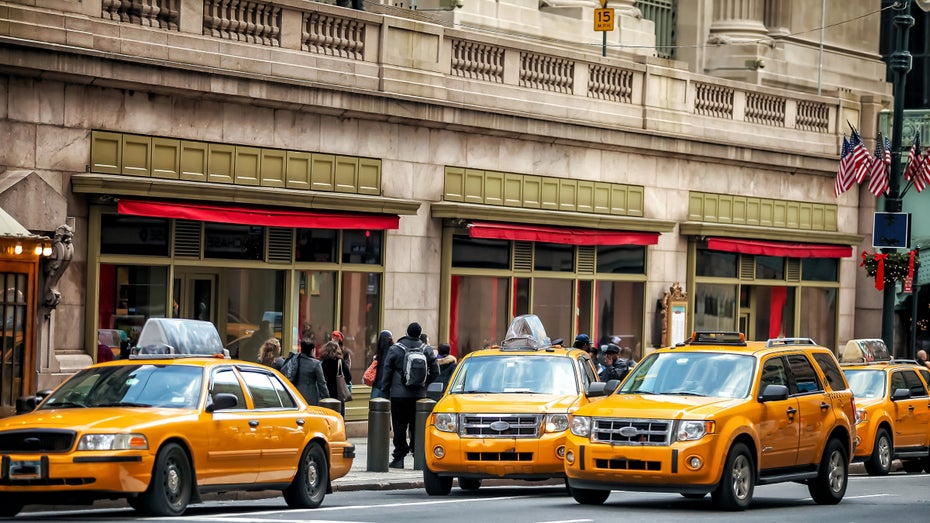 Bald wieder bei Uber buchbar? Die ikonischen gelben Taxis in New York City. (Foto: f11photo / Shutterstock) New York City: Fährt Uber bald auch in gelben Taxis vor?
