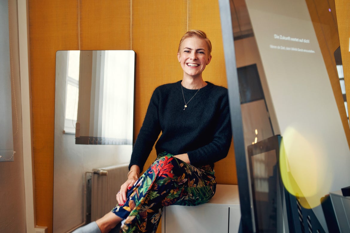 Die VP Marketing von Vaha, Victoria Reinsch, im Berliner Büro vor einem der Fitness-Spiegel der Marke Vaha