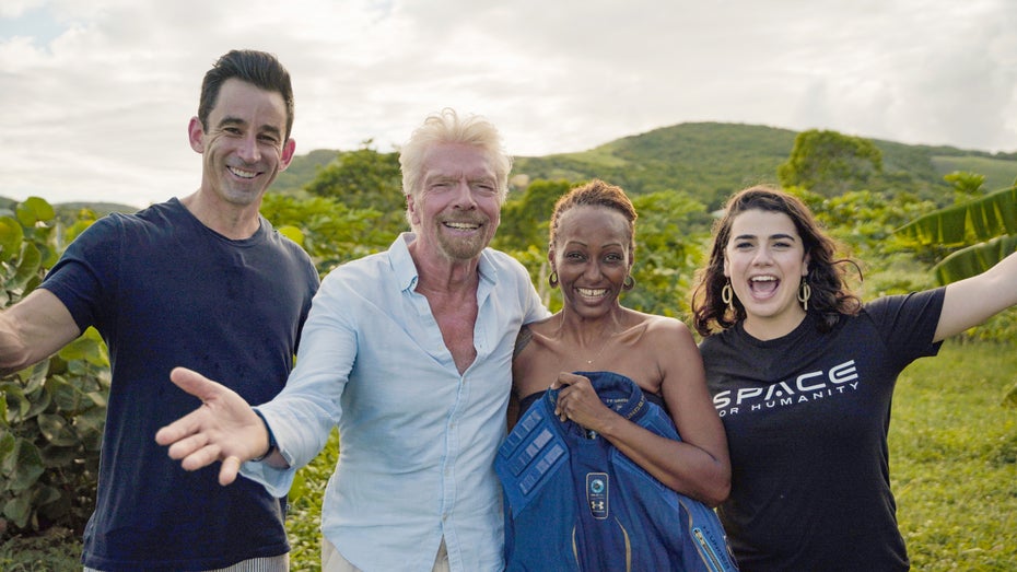 Die Gewinnerinnen der Virgin-Galactic-Space-Lotterie: Keisha und ihre Tochter (rechts im Bild). (Foto: Virgin Galactic) Virgin Galactic schickt erste Gewinnerin seiner Space-Lotterie ins All