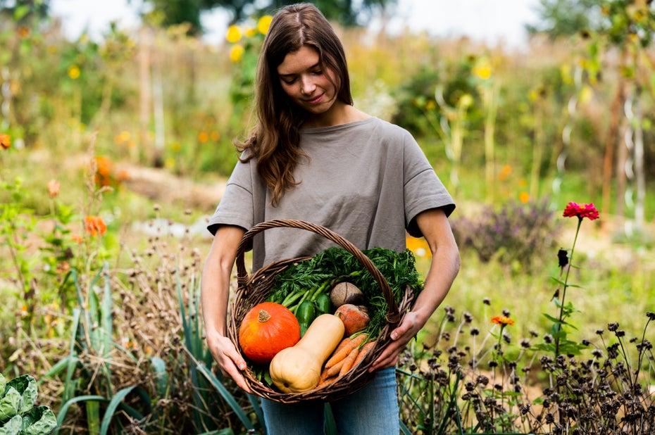 Junges Mädchen bei Gartenarbeit