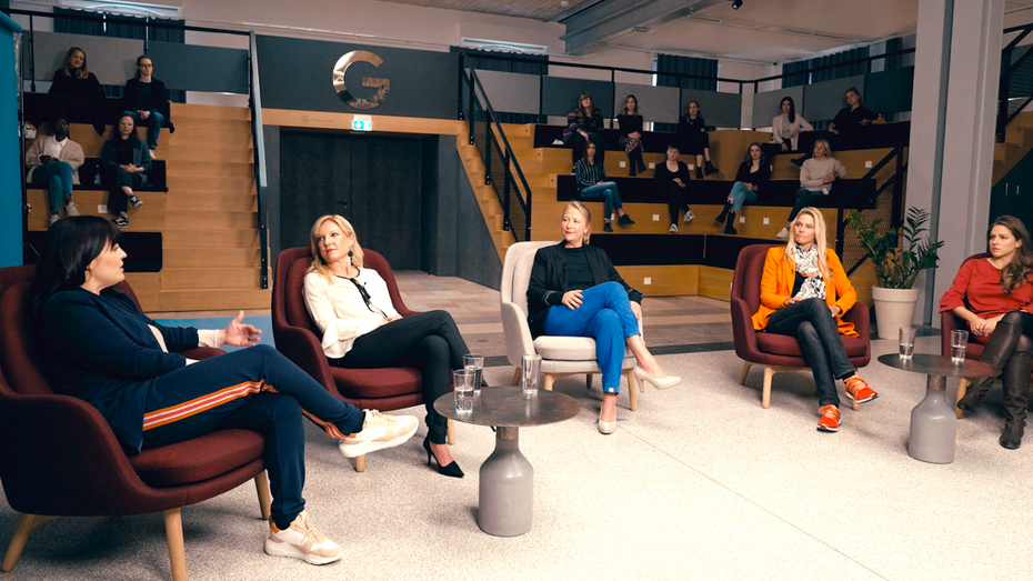 Sie unterstützen die angehenden Create-F-Gründerinnen: Katja Ruhnke, Conny Hörl, Regisseurin Franziska Pohlmann, Svenja Lassen und Bettine Schmitz (von links nach rechts). (Foto: Create F) Funding-Tipps für Gründerinnen: Was die Investorinnen von Create F raten