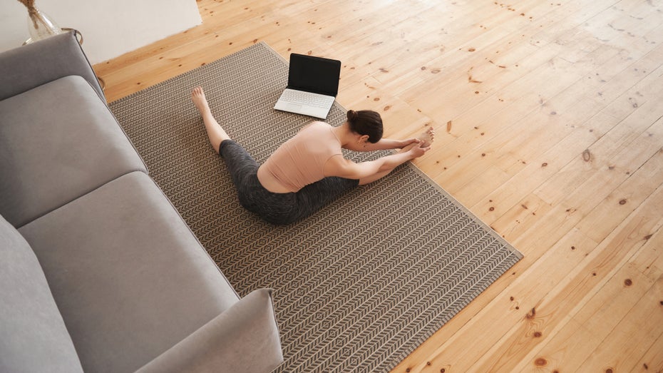 Diese einfachen Übungen halten dich im Homeoffice fit