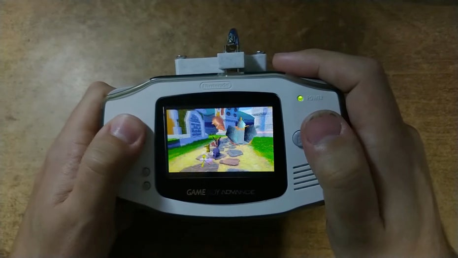 Ohne Eingriff in die Hardware: Bastler bringt Playstation-Spiele auf den Gameboy Advance Ohne Eingriff in die Hardware: Bastler bringt Playstation-Spiele auf den Gameboy Advance