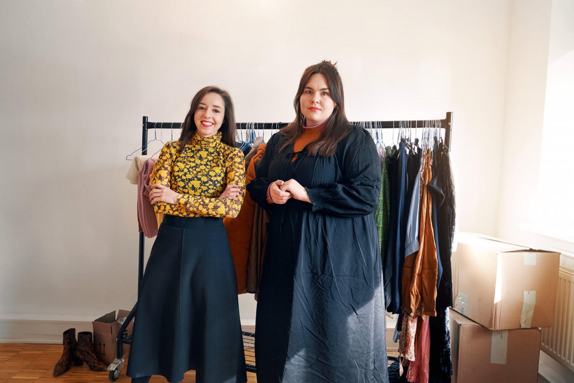 Die Gründerinnen des Hamburger Startups Unown, welche eine Leasing-Plattform für Mode betreiben, vor einer Kleiderstange in ihrem neuen Büro im Schanzenviertel. Links Tina Spiessmacher, rechts Linda Ahrens.