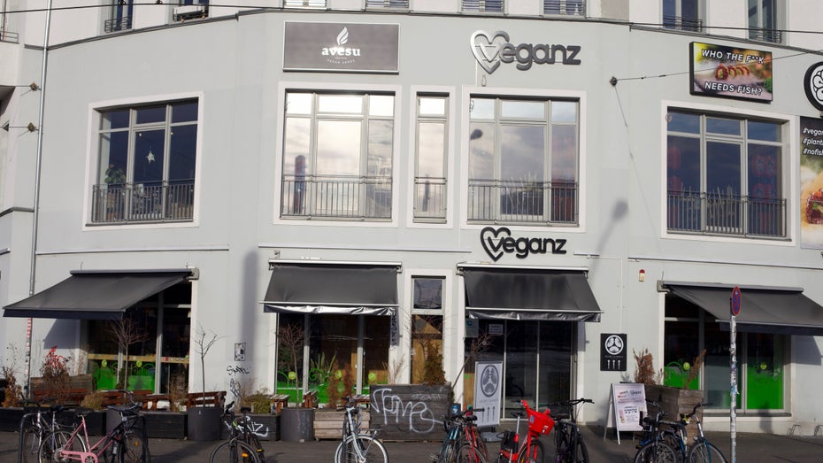 Von Berlin nach Frankfurt: Veganz ist am 10. November 2021 an die Börse gegangen. (Foto: Bokehboo Studios / Shutterstock) Veganz geht an die Börse – Aktie fällt nach dem Start