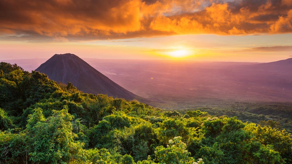 Eine Stadt am Vulkan: Präsident Bukele will seine Bitcoin City in El Salvador mit Vulkanenergie speisen (Foto: Galyna Andrushko/Shutterstock) Funny Money: El Salvadors Tanz auf dem Vulkan der Bitcoin-City