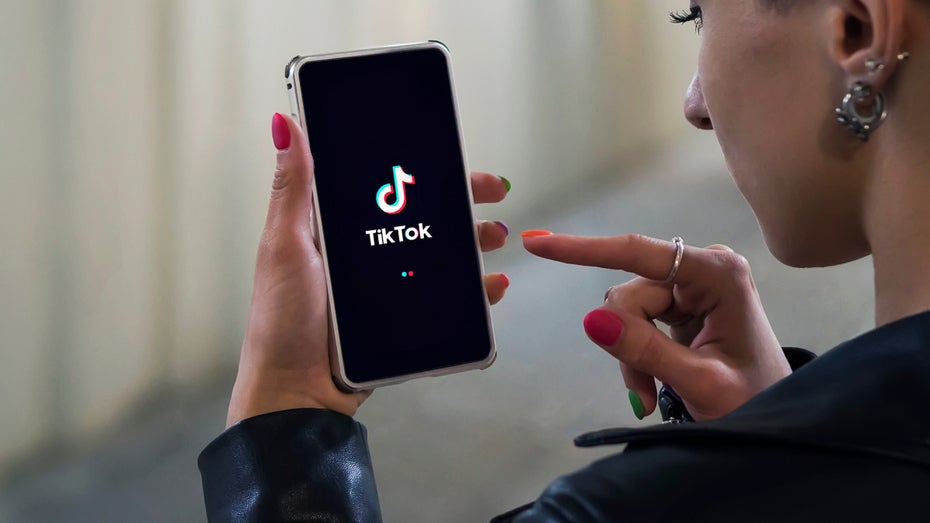 Für viele User:innen in den USA wird die Video-Plattform Tiktok auch zur Nachrichtenquelle. Dabei ist Vorsicht geboten. (Bild: Shutterstock/ diy13) US-Studie zum Newskonsum auf Social Media: Facebook verliert, Tiktok gewinnt