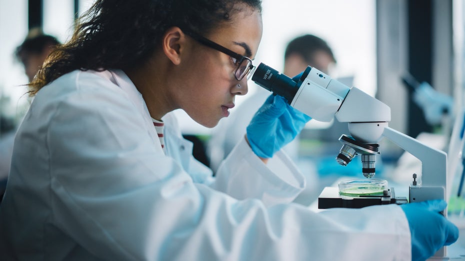 Big Tech goes Pharma: Alphabet launcht neues Health-Tech-Unternehmen Isomorphic Labs. (Foto: Shutterstock / Gorodenkoff) So könnte Alphabets neues KI-Unternehmen die Medizin revolutionieren