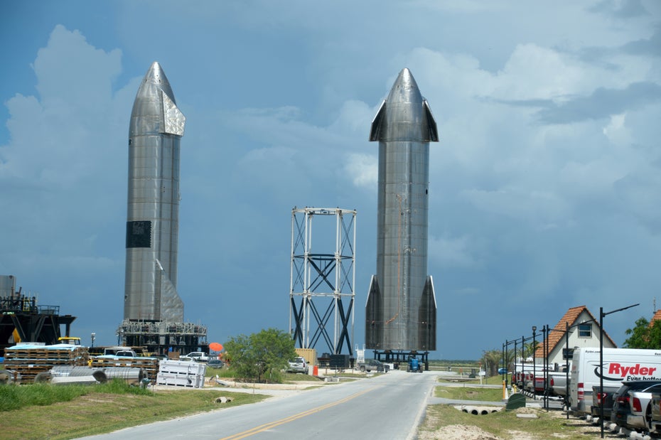 SpaceX-Raumschiffe in Startposition in Boca Chica, Texas, USA. (Bild: Grossinger / shutterstock)