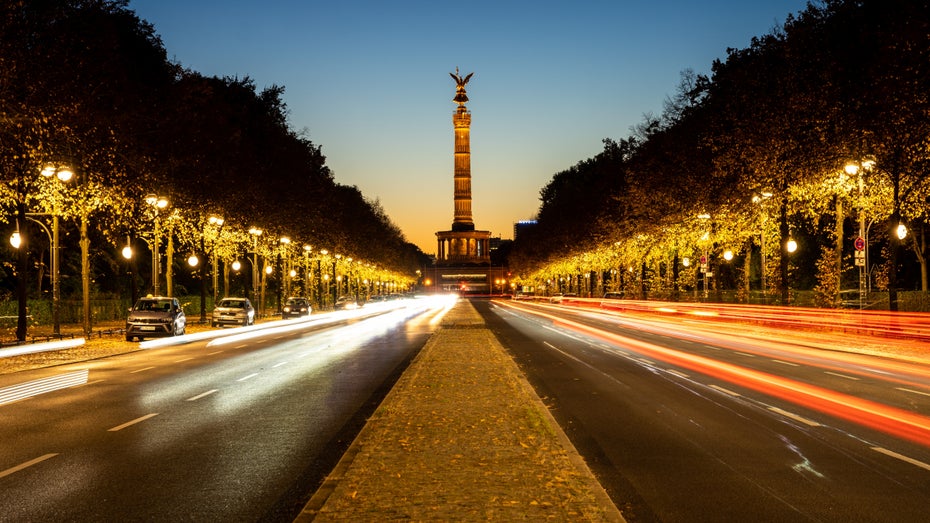 Auch über die Straße des 17. Juni in Berlin wird der autonome Linienbus ab 2022 fahren. (Foto: Jaz_Online / Shutterstock) Mitfahrt gratis: Ab 2022 fährt ein autonomer Bus durch Berlin