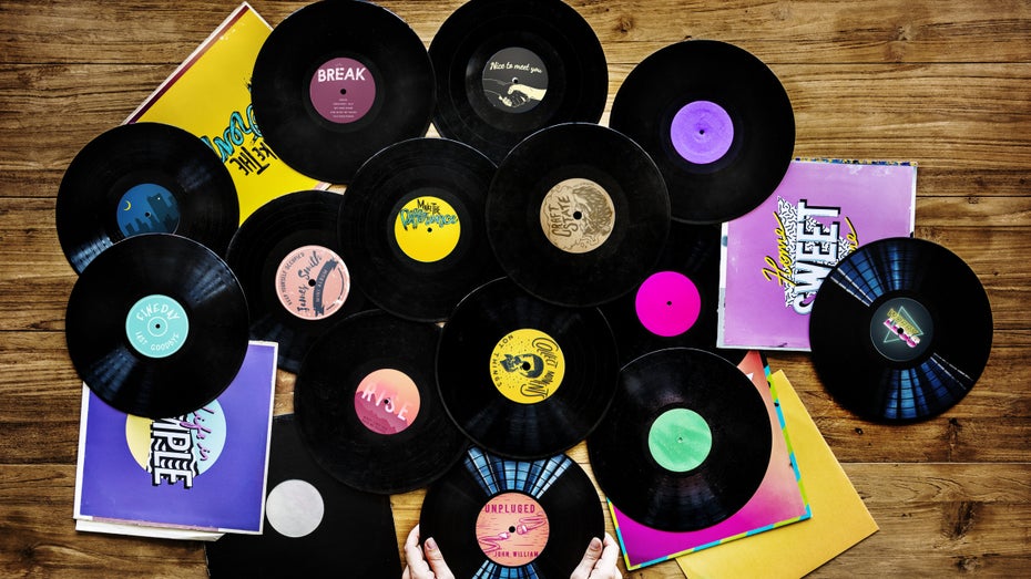 Das Sammeln und Hören von Schallplatten kann eine Leidenschaft sein – unterwegs sind die Platten meist schwierig abzuspielen. (Foto: Rawpixel.com / Shutterstock) Dieser Bluetooth-Schallplattenspieler bringt dir die Musik direkt von der Platte auf die Ohren