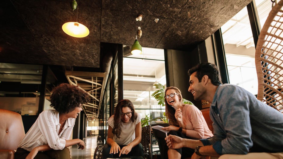 Gemeinsam am Arbeitsplatz lachen: Im Homeoffice ist das gar nicht so einfach. (Foto: Jacob Lund / Shutterstock) Homeoffice lässt Deutsche loyaler zum Arbeitgeber werden