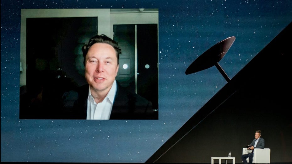 Elon Musk im Podcast. (Bild: picture alliance / Zumapress.com | Jordi Boixareu) Wer ist der Bitcoin-Erfinder? Elon Musk sagt, wer Satoshi Nakamoto sein könnte