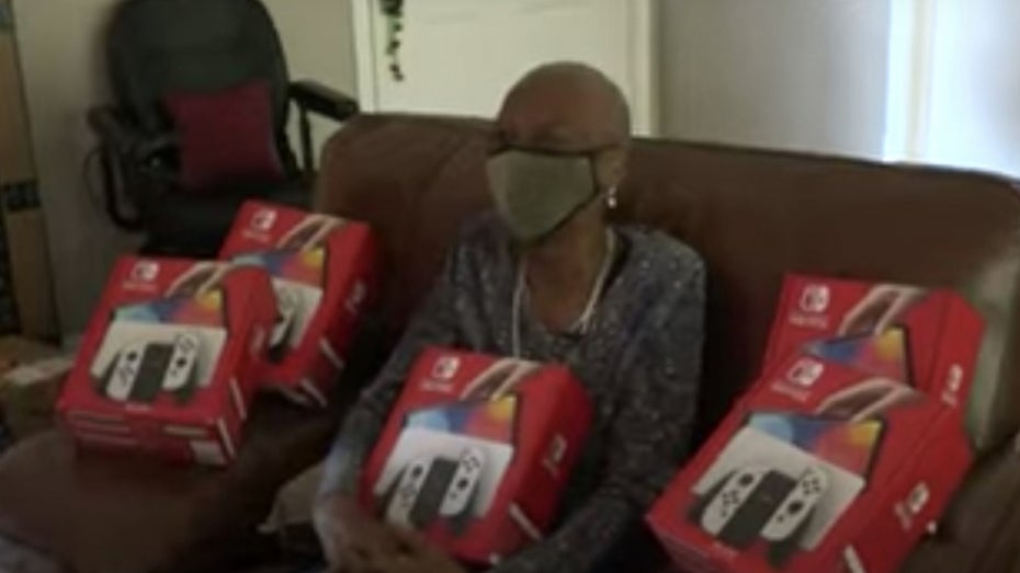 Sichtlich gerührt: Die achtfache Großmutter nimmt die Konsolen entgegen. (Screenshot: Youtube) Nintendo Switch: 8-fache Oma bekam versehentlich 6 Konsolen und darf sie behalten