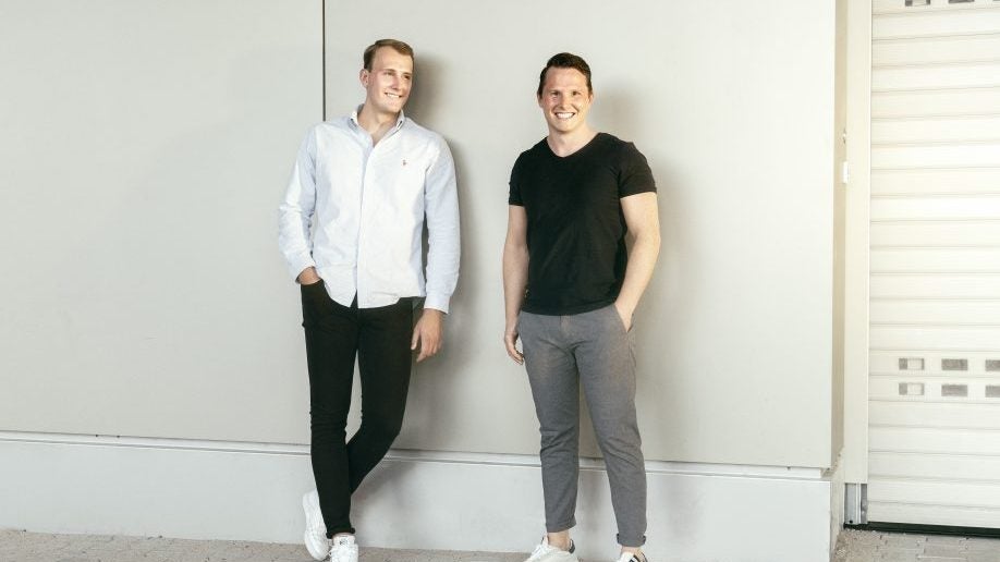 Zeigen gerne Zähne: Lora-Gründer Daniel Wiens und Philipp Harders. (Bild: Lora) Laut Lora sollen einem Zahnärzt:innen bald DMs schicken. Wollen wir das?