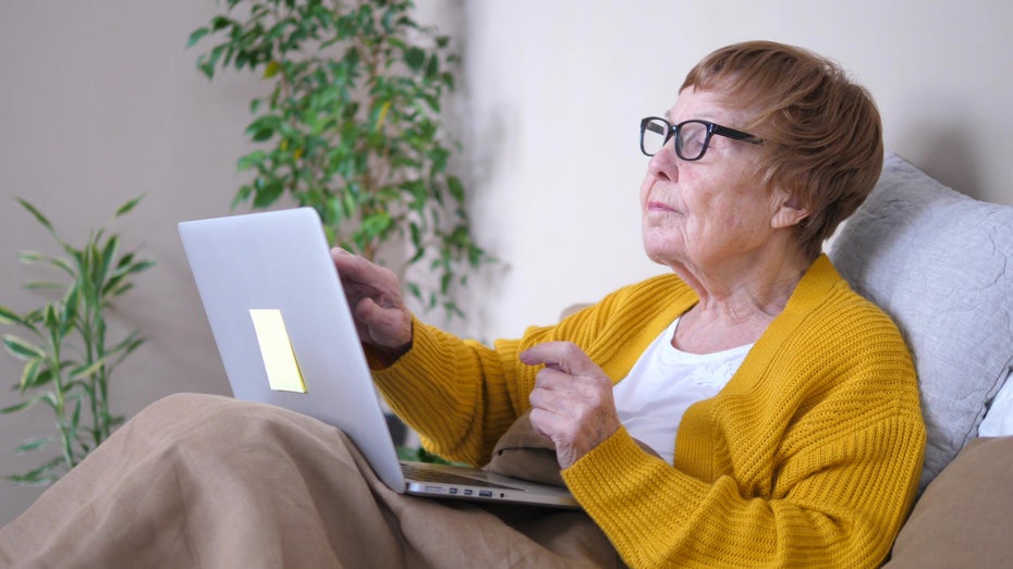 Ab aufs Sofa und auf ins Shopping-Abenteuer. (Foto: DiMedia / Shutterstock) Oma ist online: Senioren shoppen deutlich mehr im Internet