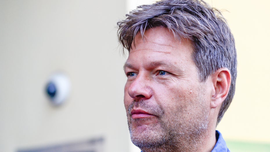Der neue Wirtschafts- und Klimaschutzminister Robert Habeck. (Foto: photocosmos1 / shutterstock) Koalition will Förderung von E-Autos reformieren – aber erst ab 2023