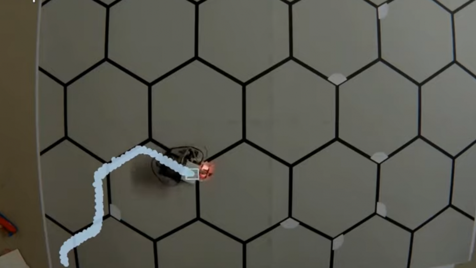 „Denkender“ Lego-Roboter navigiert sich selbständig aus Labyrinth „Denkender“ Lego-Roboter navigiert sich selbständig aus Labyrinth