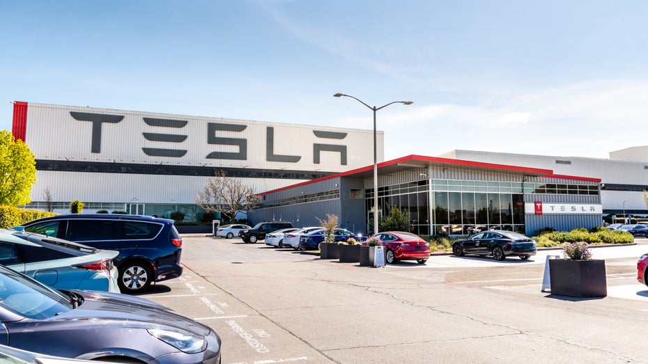 Der Parkplatz des Tesla-Werks in Fremont. (Foto: Sundry Photography / Shutterstock) Außerhalb des Werks: Tesla-Mitarbeiter von Kollege erschossen