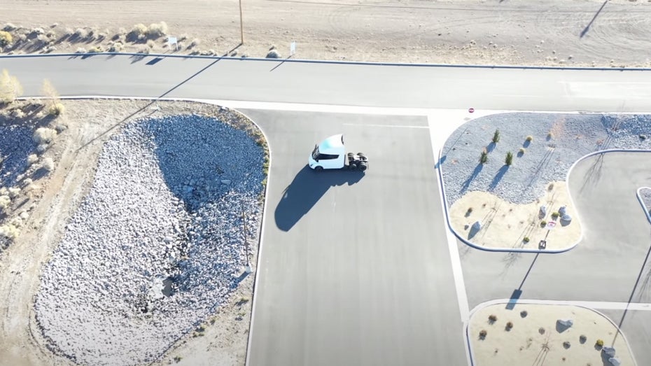 Tesla Semi beim Wenden. (Screenshot: Youtube/Merritt) Gib Gummi: Drohnenvideo zeigt rasante Testfahrt von Tesla Semi