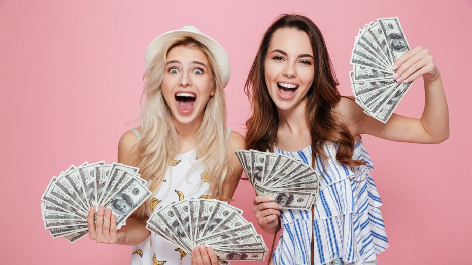 Grunderbe: Können sich 18-Jährige bald über 20.000 Euro freuen? (Bild: Shutterstock/Dean Drobot) „Grunderbe“: Wirtschaftsinstitut will, dass alle 18-Jährigen 20.000 Euro bekommen