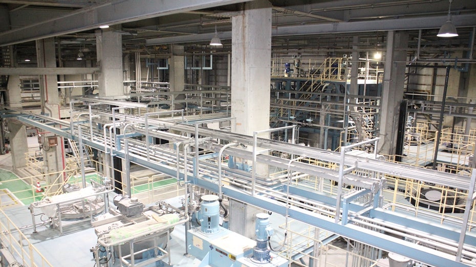 Zellstoff-Akku aus Japan? Nippon-Paper-Fabrik zur Herstellung von Nanocellulose. (Bild: Nippon Paper) Smartphone-Akkus auf Zellstoff-Basis sollen ohne seltene Metalle auskommen