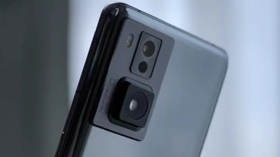 Die ausgefahrene Hauptkamera des Oppo-Smartphones.(Screenshot: Oppo/Golem.de) Oppo teasert ausfahrbare Kamera für Smartphones an