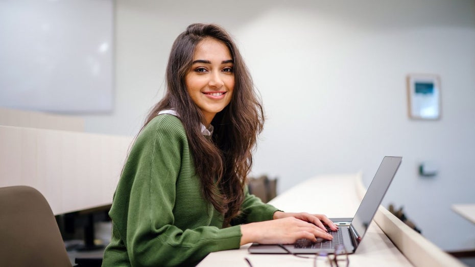 EY hat zwei Masterprogramme im Angebot – statt Gebühren zu zahlen muss man dafür Badges sammeln. (Bild: Shutterstock / mentatdgt) MBA for free: Diese Beratung bietet 2 eigene Masterprogramme an