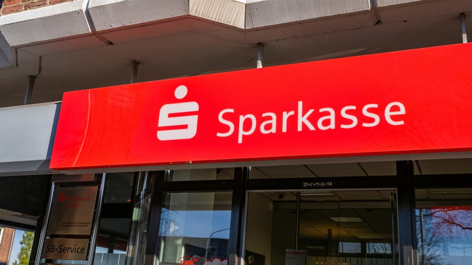 Bald sollen Berater:innen in Filialen von Sparkassen und anderen Banken zu Anlagen in Bitcoin und Ethereum beraten. (Foto: Shutterstock/Wirestock Creators) Funny Money: Wenn’s um Bitcoin geht, Sparkasse!