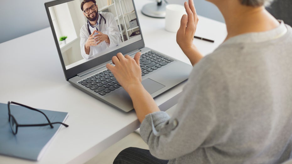 Bei der Videosprechstunde sparen sich die Patient:innen den Weg in die Arztpraxis. (Foto: Studio Romantic / Shutterstock) Pilotprojekt in Bayern: Digitales Wiederholungsrezept ohne erneuten Arztbesuch
