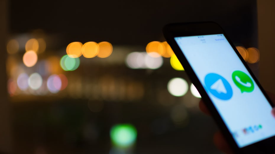 Nutzer:innen sollen künftig von allen Messengern zu allen Messengern kommunizieren können – und nicht wie bisher dafür die App wechseln müssen. (Foto: Camilo Concha /Shutterstock.com) Whatsapp, Signal oder Telegram: Monopol-Kommission rät von übergreifender Messenger-Nutzung ab