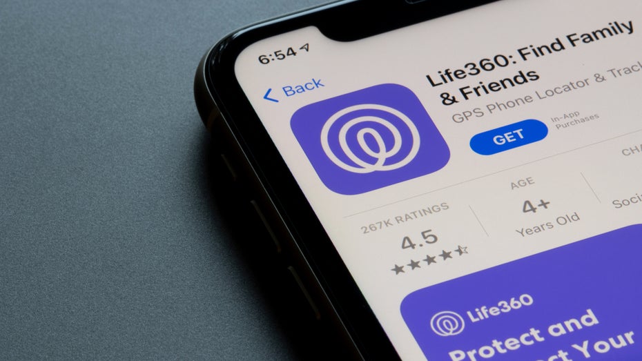 Die App Life 360 wirbt für sich selbst als Sicherheitsapp, mit der unter anderem der Standort von Familie und Freund:innen verfolgt werden kann. (Foto: Tada Images / Shutterstock) Kritik an Life 360: Vermeintliche Sicherheitsapp gibt massenhaft Daten weiter