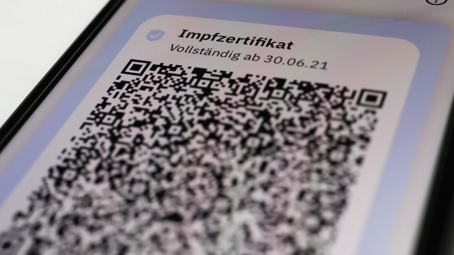 Für diejenigen, die die TK-App nicht nutzen, ist beispielsweise der Covpass eine Alternative – allerdings ist darüber eine Wallet-Übertragung nicht möglich. (Foto: Ralf Liebhold / Shutterstock) App der Techniker Krankenkasse ermöglicht Impfpass-Übertragung in die Wallet