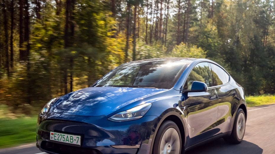 Wenn während der Fahrt die Scheiben nach unten fahren, könnte Colombo dahinterstecken. (Bild: Shutterstock / Yauhen_D) 25 Teslas gehackt: Deutscher Teenager dreht den Sound auf und lässt Fenster runterfahren