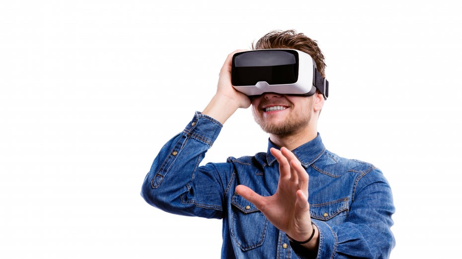 „Wir glauben, dass wir damit langfristig Mitarbeiter:innen gewinnen und binden können“, sagt Julie Sweet, CEO von Accenture. (Bild: Shutterstock / Halfpoint) Accenture setzt beim Onboarding auf VR-Headsets