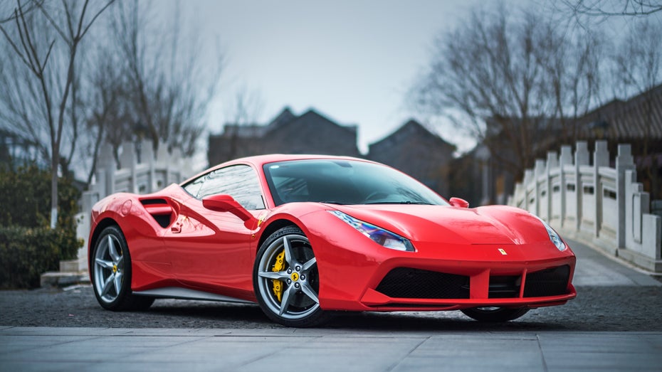 Ferraris auf den Rennstrecken der Formel1 werden in der nächsten Saison auch das Logo der Blockchain-Firma Velas tragen (Foto: yousang/Shutterstock). Ferrari setzt auf NFT: Der Autobauer hat einen Blockchain-Partner